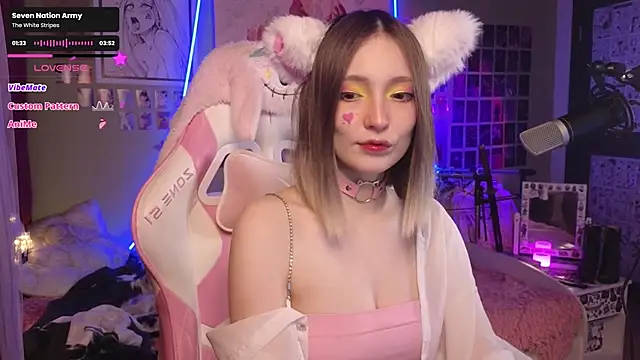 Snapshot of Evie_Ro chatting on 11.22.25 Evie Ro online show from 11.22.25