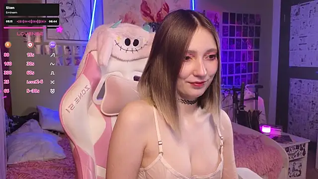 Snapshot of Evie_Ro chatting on 11.28.25 Evie Ro online show from 11.28.25