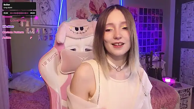 Snapshot of Evie_Ro chatting on 11.29.25 Evie Ro online show from 11.29.25