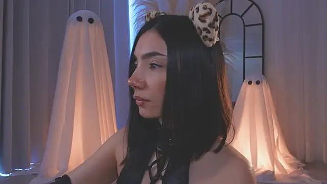 Snapshot of AmyArmstrong chatting on 10.22.25 AmyArmstrong online show from 10.22.25