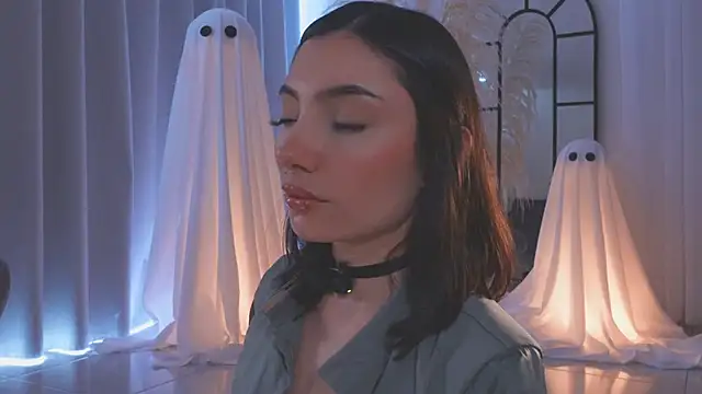 Snapshot of AmyArmstrong chatting on 10.25.25 AmyArmstrong online show from 10.25.25