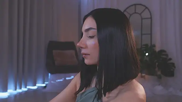 Snapshot of AmyArmstrong chatting on 11.10.25 AmyArmstrong online show from 11.10.25